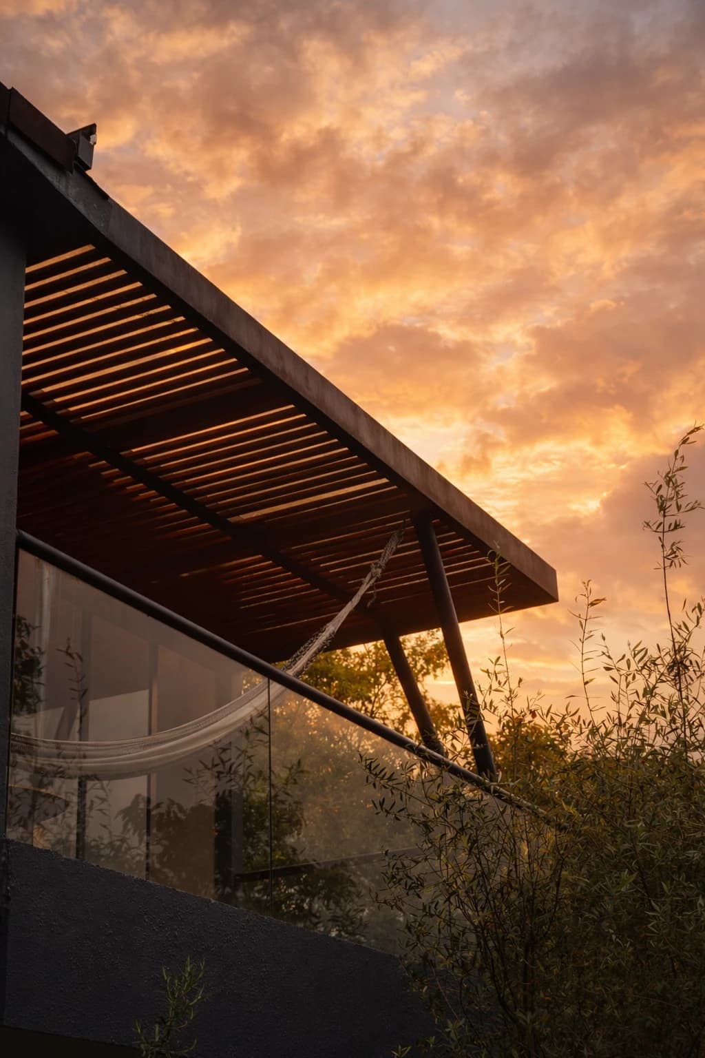 Atardecer dorado sobre las cabañas de Onírico